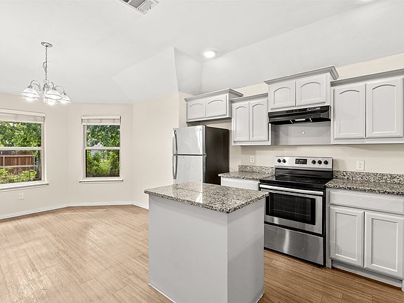 5th image of 2836 Kilburn Ave