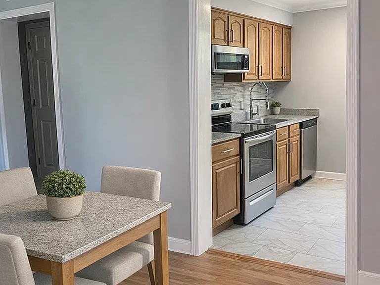 Royal Palms Apartments — Photo 24