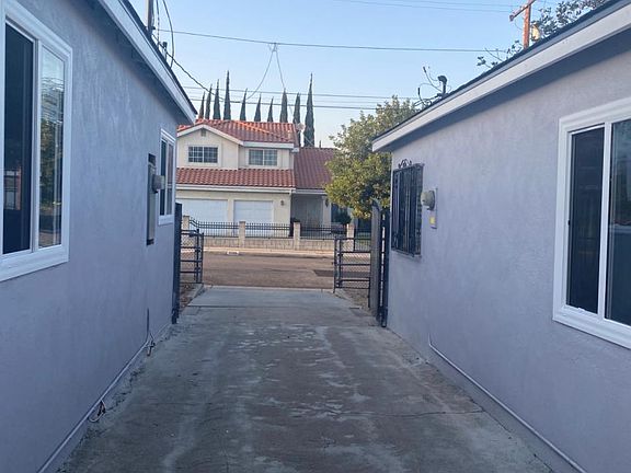 Shared driveway - TO REMAIN CLEAR (for safety)