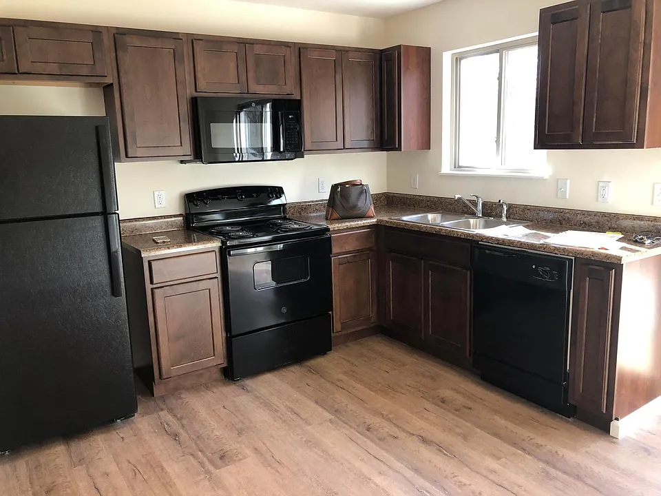kitchen , upgraded cabinets, disposal