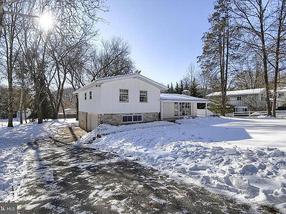 3rd image of 958 Longview Rd