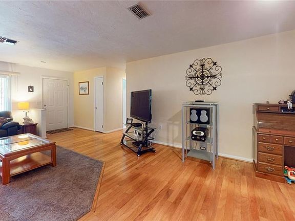 4th image of 1022 W Catbrier Ln