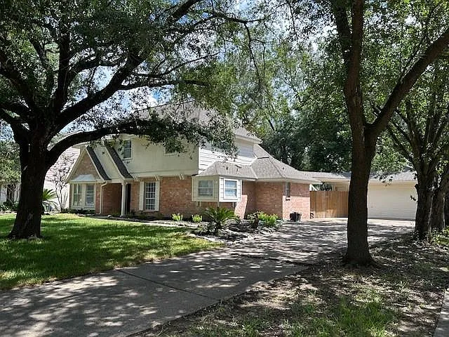 4 bed, 2.5 bath, 2440 sqft, $2,300 — Photo 2
