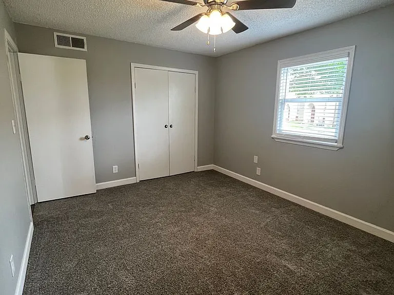 Crossroads Villa Apartments — Photo 55