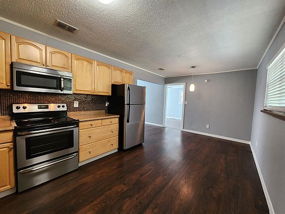 Eat-in kitchen
