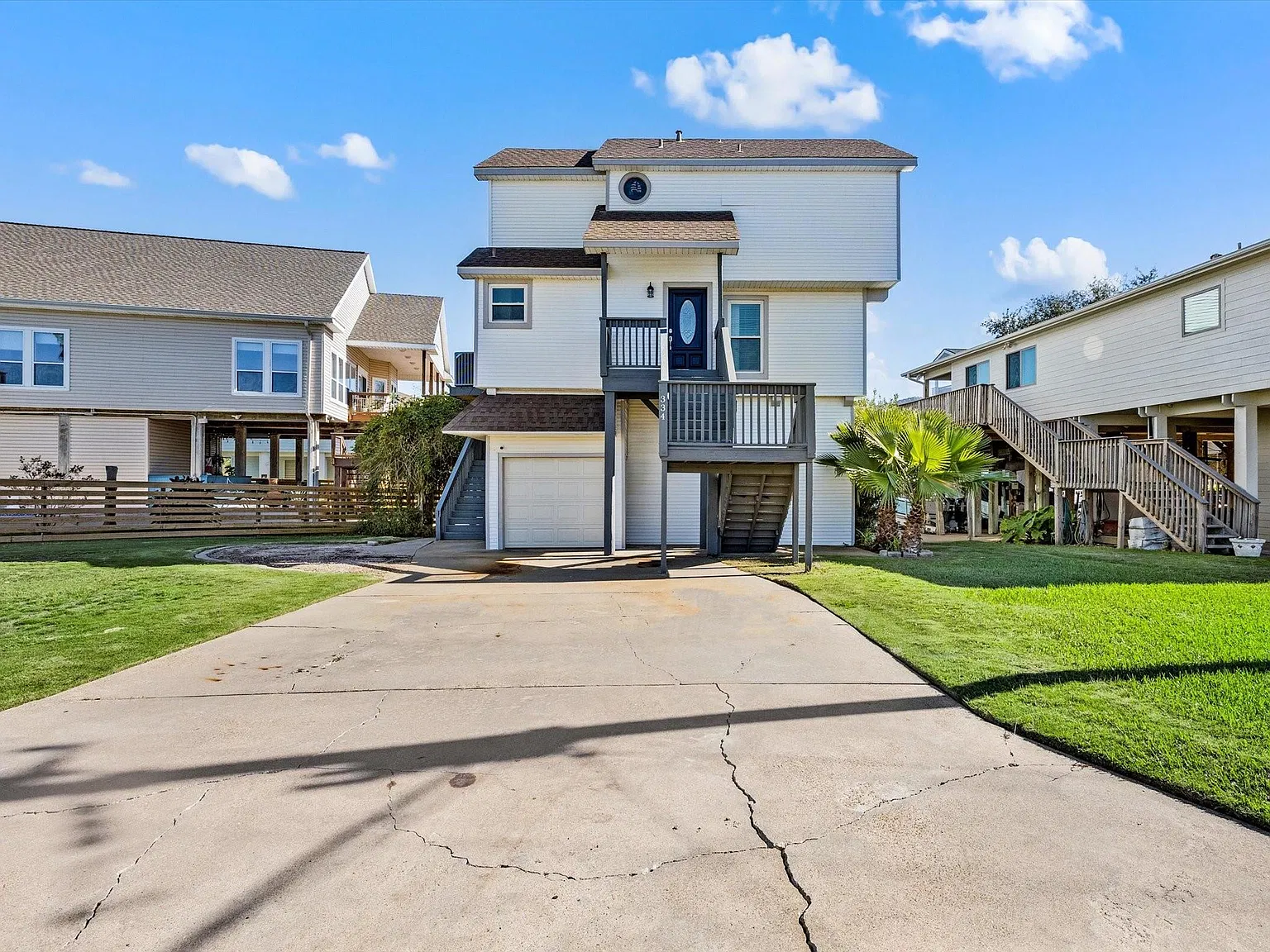 3 bed, 2.0 bath, 1304 sqft, $3,250 — Photo 2