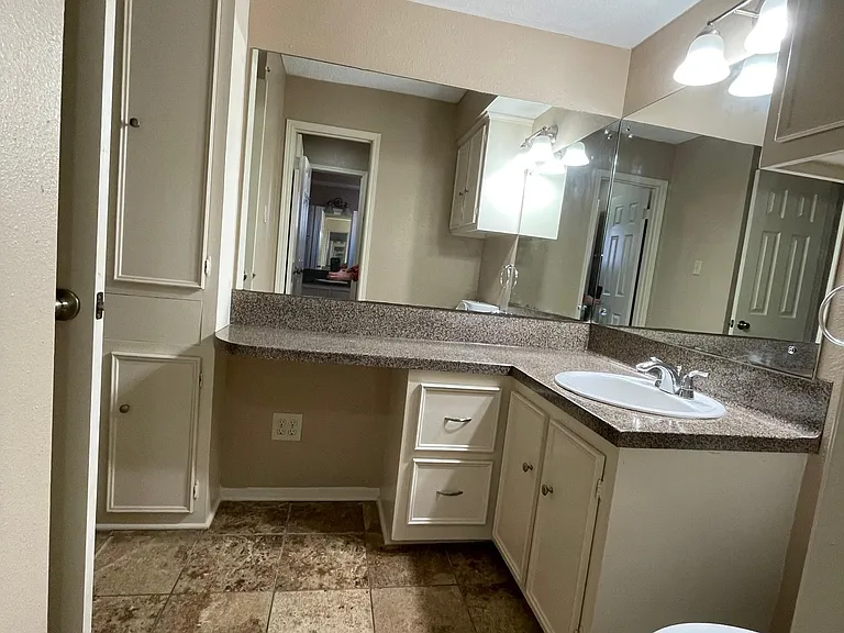 200 S Anderson St #7 — Photo 8