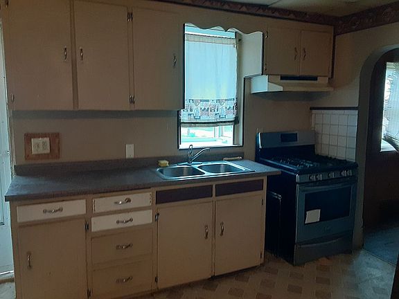 4th image of 2308 Russell Ave