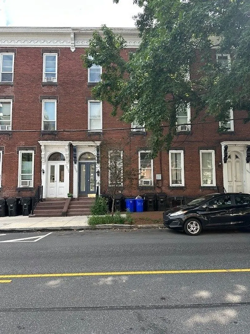 1st Floor Efficiency For Rent In Harrisburg School District. — Photo 1