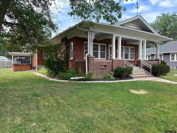 113 S High St, Wilber, NE 68465