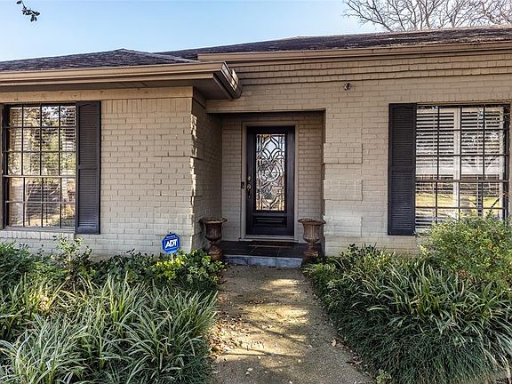 3rd image of 2615 Rivercrest Dr