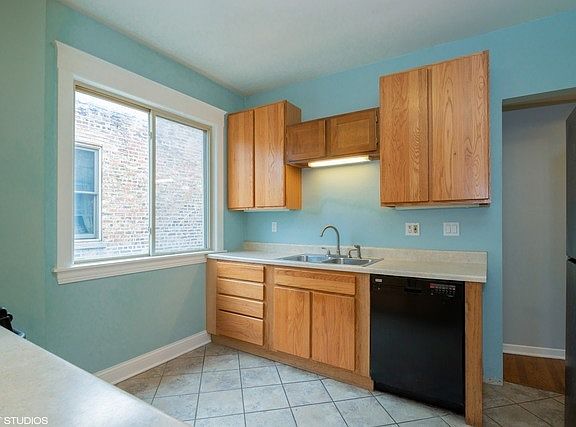 2nd image of 934 W Gunnison St #2