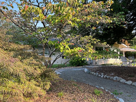 walkable, winding paths around entire property. No muddy feet even during rainy months!