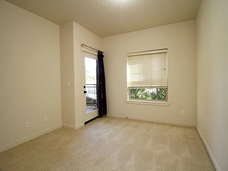 690 NE Adwick Dr — Photo 16
