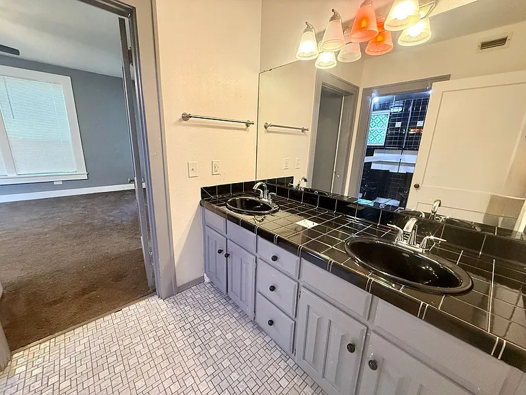 701 W Houston St — Photo 9