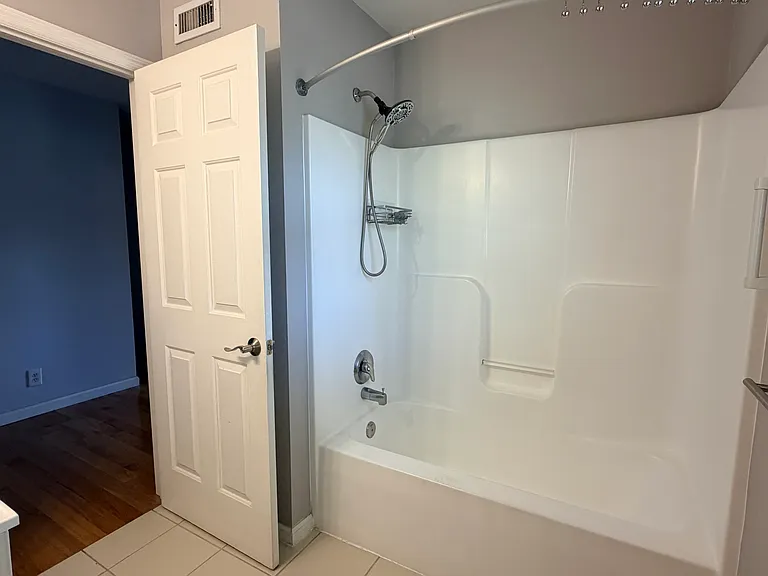 Bathroom 2 (Full)