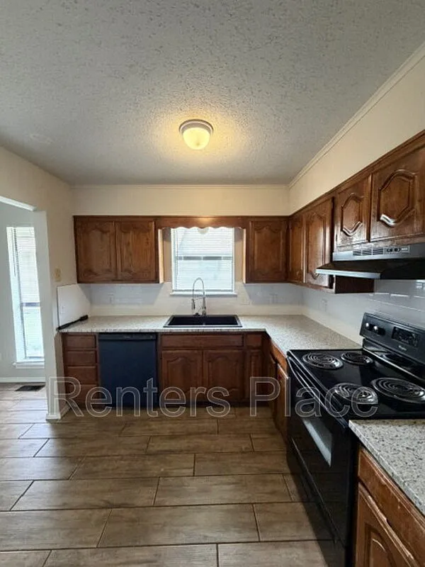 3 bed, 2.0 bath, 1285 sqft, $1,350 — Photo 3