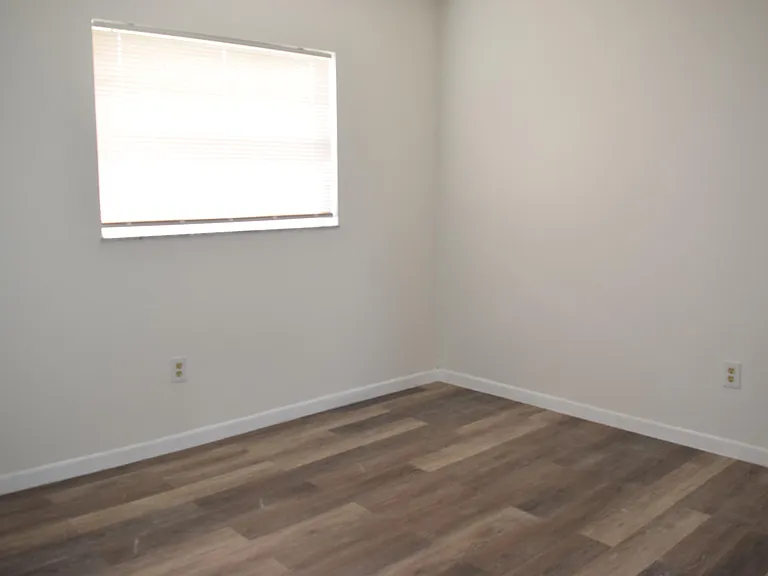 1881 SE Airoso Blvd — Photo 17