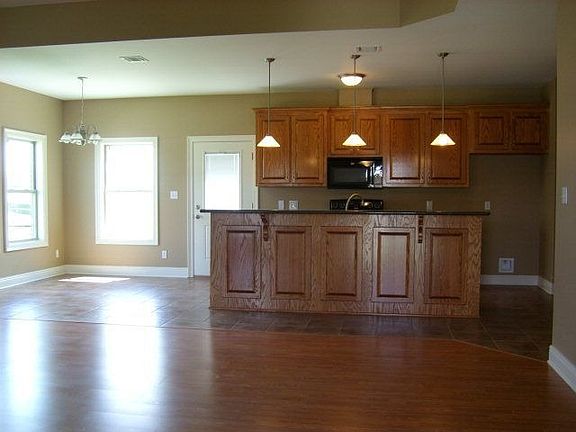 4th image of 301 Inglewood Way