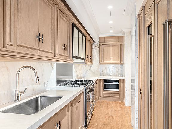 3rd image of 27 E 79th St #7/8