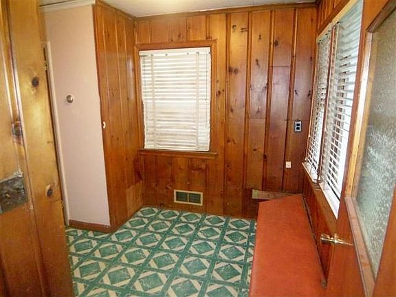 3rd image of 813 N Wood Ave
