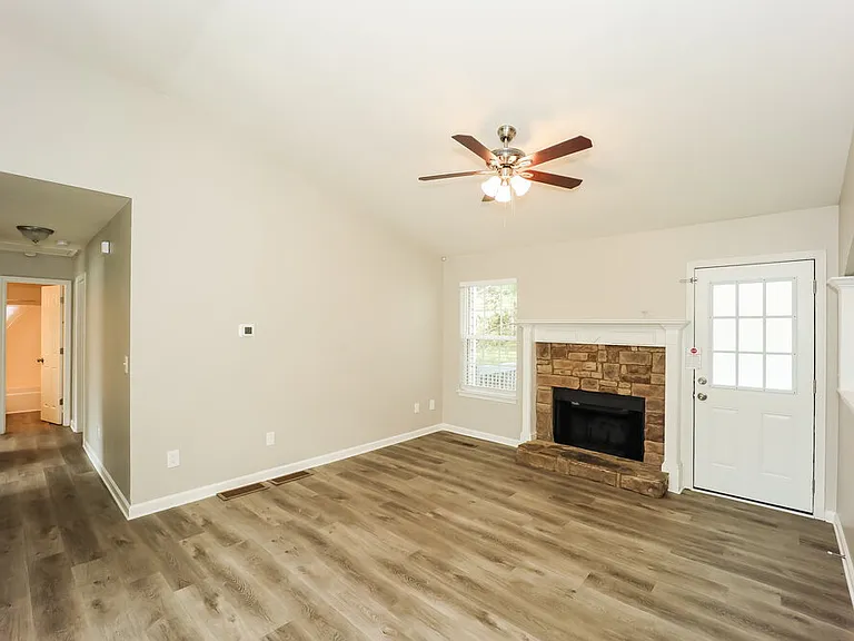 575 Sycamore Dr — Photo 4