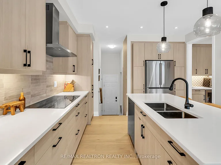 669 Newlove St — Photo 24