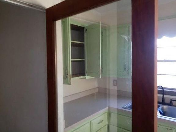 5th image of 605 Hazel St