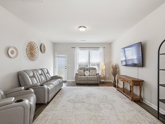5th image of 741 Manitou Cir