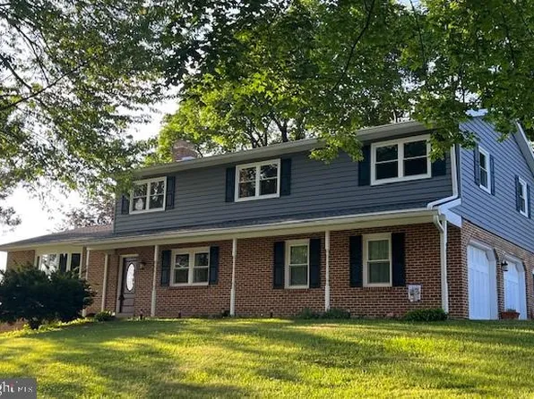 6 Dandelion Dr, Boiling Springs, PA 17007