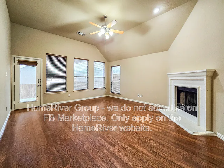 647 E Sandra Ln — Photo 2