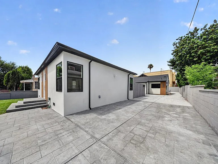 2325 N Naomi St — Photo 8