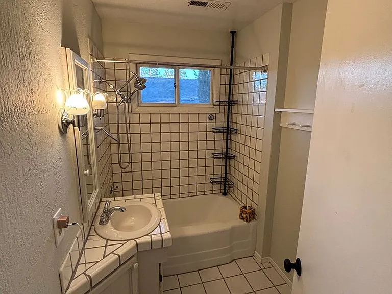 560 Landis Cir — Photo 10