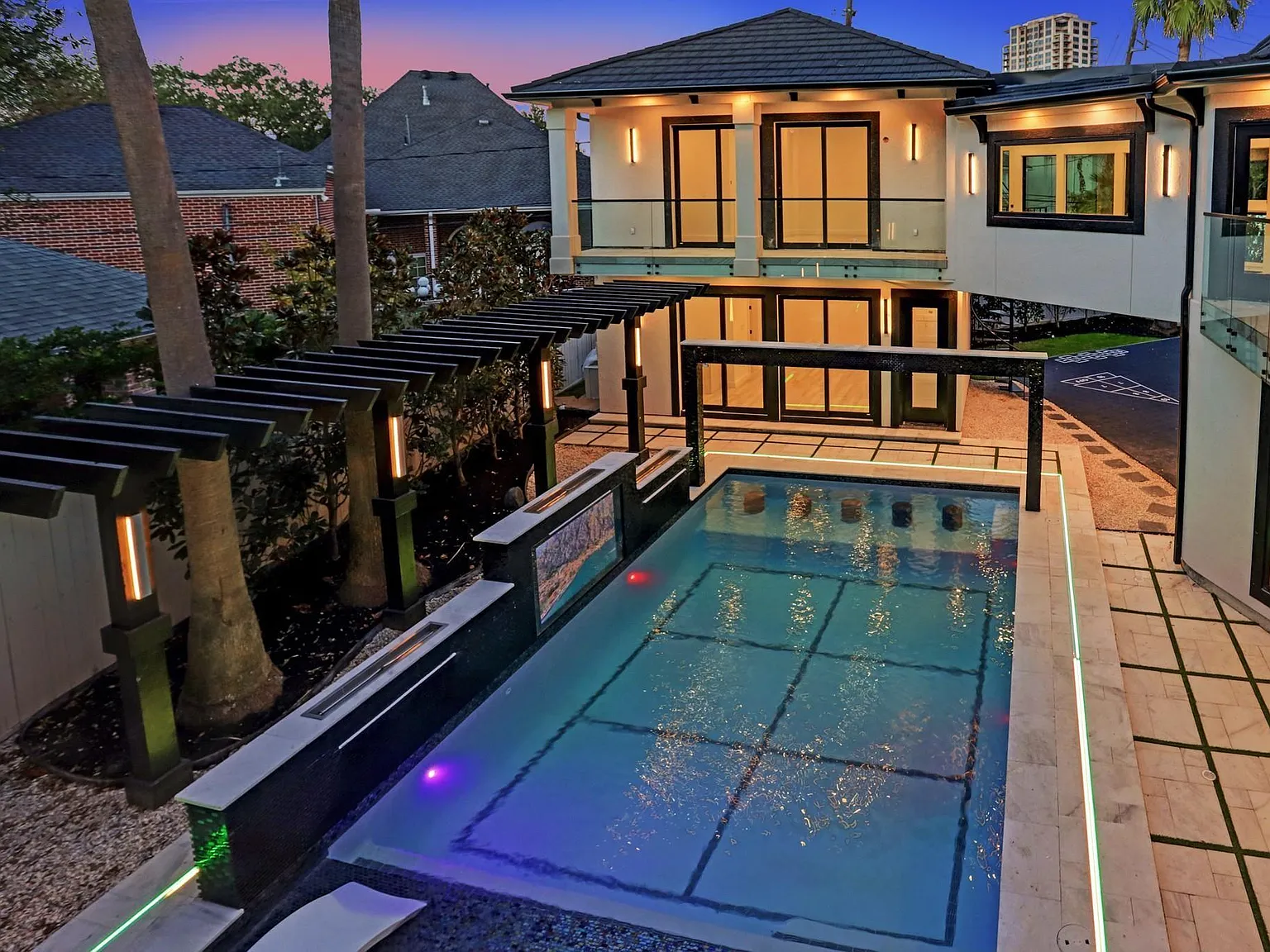 7 bed, 7.5 bath, 7133 sqft, $30,000 — Photo 3