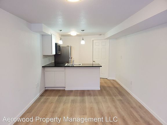 3rd image of 1830 E Warren Ave