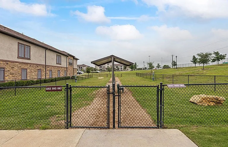 Junction Crossing Apartments — Photo 27
