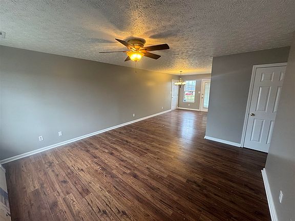 4th image of 575 Park Hills St