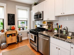 9 Greenway Ct APT 2, Brookline, MA 02446