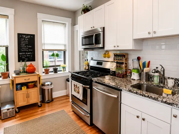 9 Greenway Ct APT 2, Brookline, MA 02446