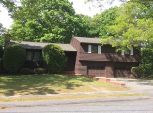 3 Saunders Rd, Lynnfield, MA 01940