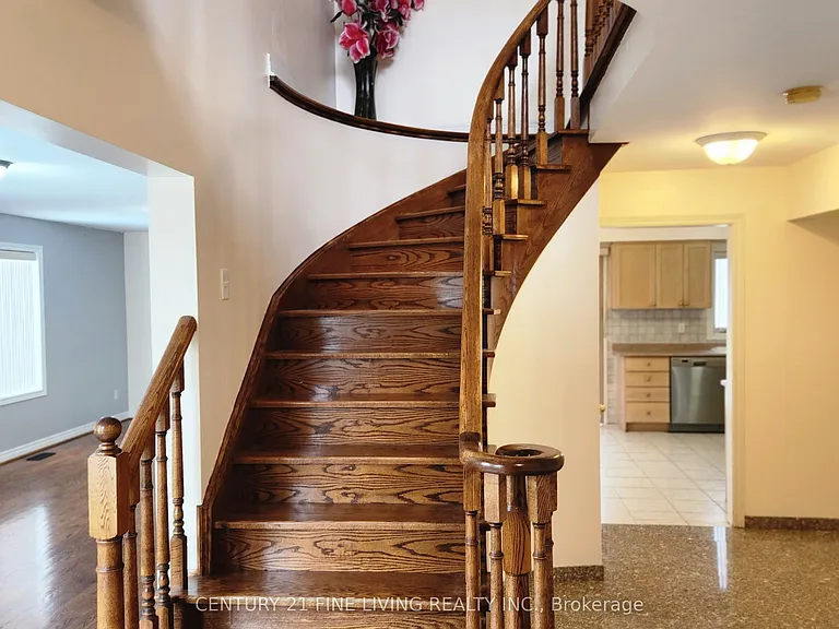 44 Reuben Ave — Photo 9
