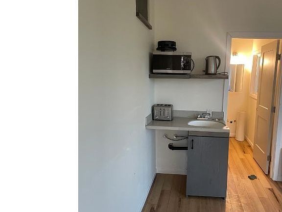 4th image of 114 Baxter St