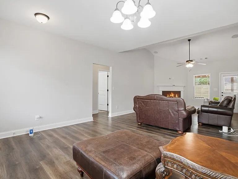 612 Stevens Pl — Photo 4