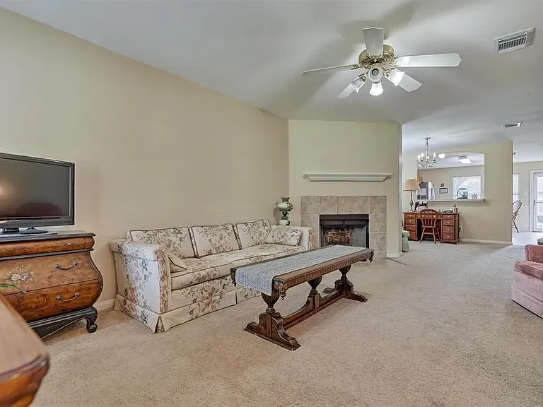 306 Moonwalk St — Photo 5