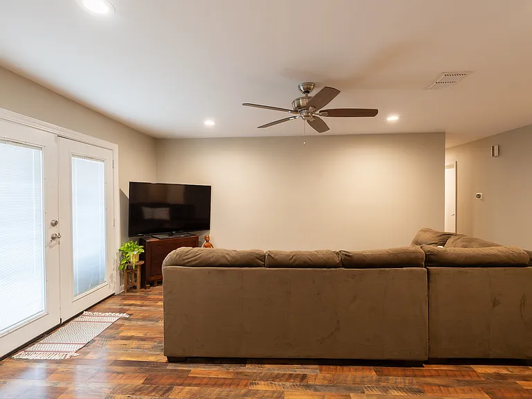 960 Springhill Dr — Photo 13