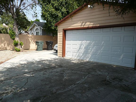 4th image of 827 S California St