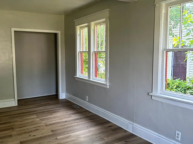 915 Clover St — Photo 11