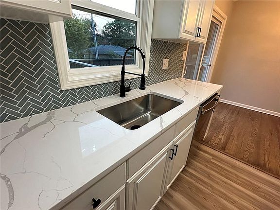 5th image of 310 Monterey Ave