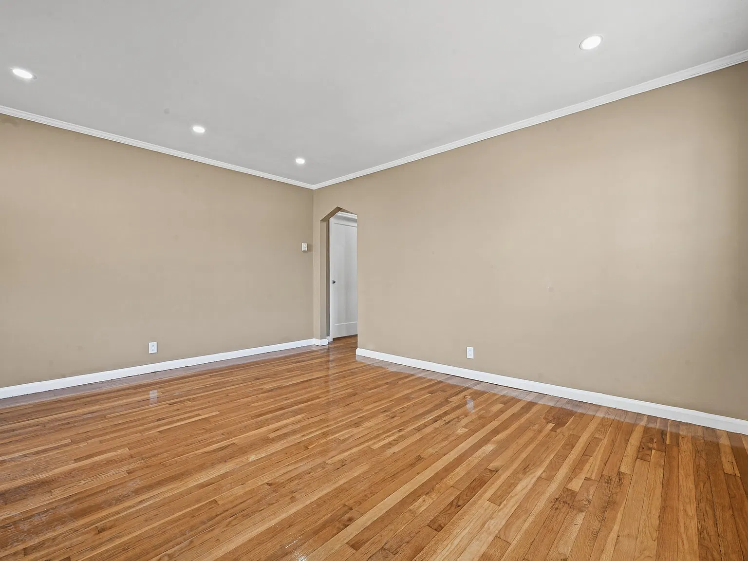 5 bed, $4,395 — Photo 4
