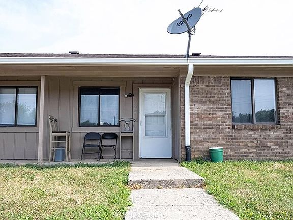 3rd image of 2945 Oxford Ln
